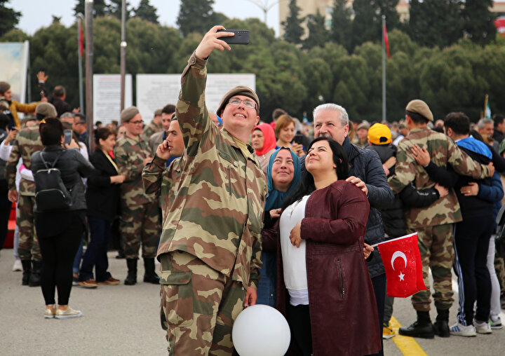 Ailesiyle özçekim yapan bir asker