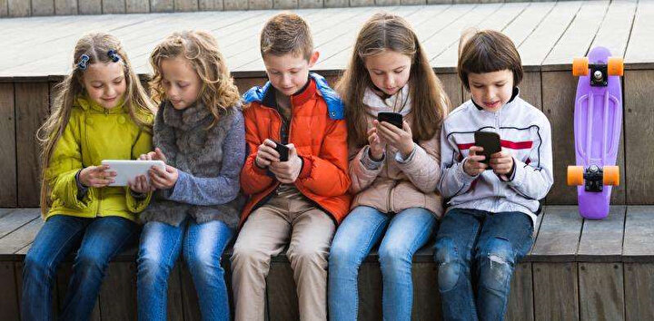 Çocuklar akıllı telefondan, sosyal medyadan ve genel anlamda teknolojiden ayrı düşünülemez duruma geldi bile.