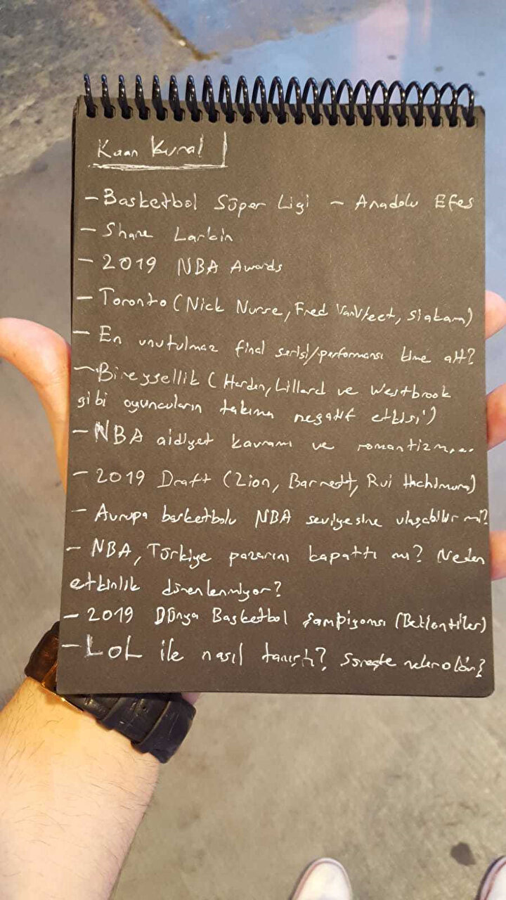 Ömer Kaya'nın röportaj hazırlıklarından bir kare.