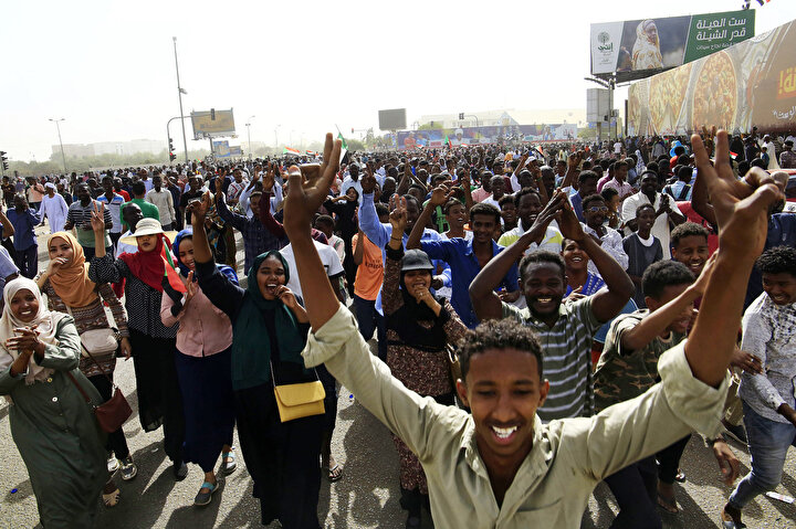 Sudan'da binlerce kişi demokrasi için ayakta.