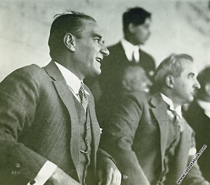 Mustafa Kemal Atatürk ve İsmet İnönü, Gazi Koşusu'nu izliyor.