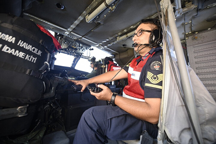 Kastamonu'da jandarma ve polis ekiplerince helikopter destekli trafik denetimi yaptı.