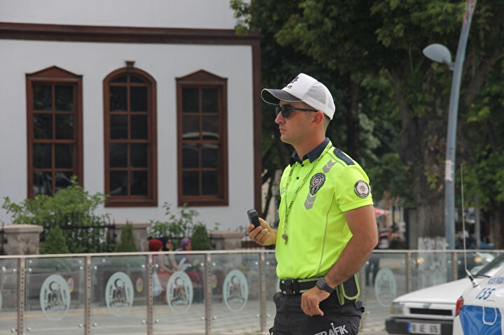 Trafik denetimleri sırasında görünen bir polis.