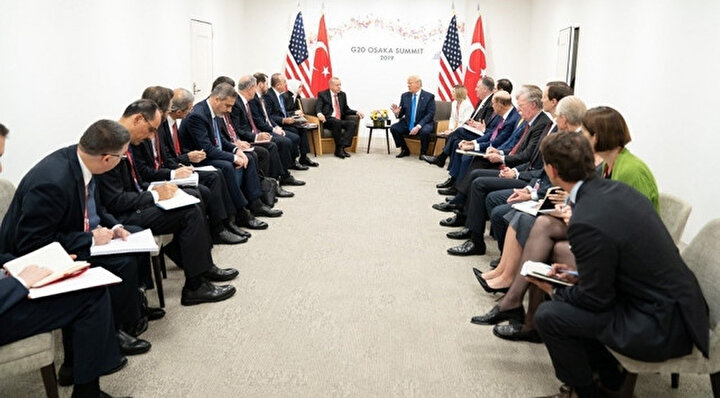 Kemal Kılıçdaroğlu'nun iddiasının asılsız olduğunu kanıtlayan fotoğraf. Karede Cumhurbaşkanı Erdoğan ile Donald Trump görüşmesini takip eden gazetecilerin elinde not defteri olduğu ve gazetecilerin söylenenleri not aldığı net bir şekilde görülüyor.