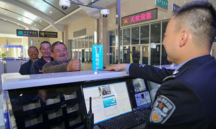 Irkeshtam sınırı, Çin'in en batıdaki sınırıdır. Sınırı daha çok tarihi İpek Yolu'nu takip eden tüccarlar ve turistler kullanıyor.