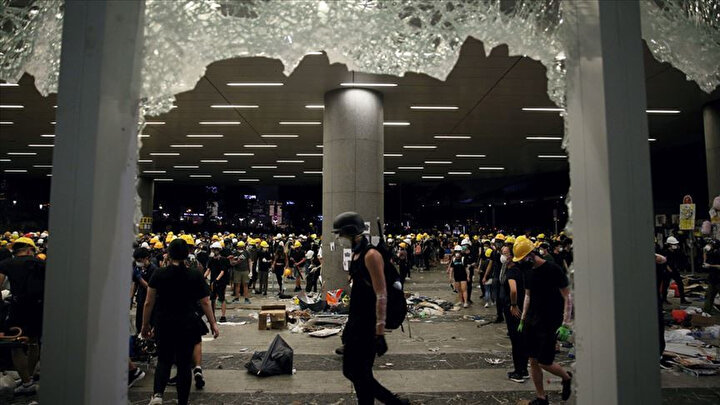 Çin'in Hong Kong idari bölgesinde zanlıların Çin'e iadesini kolaylaştıran yasal düzenlemelere tepki gösteren protestocular meclisi basmıştı.