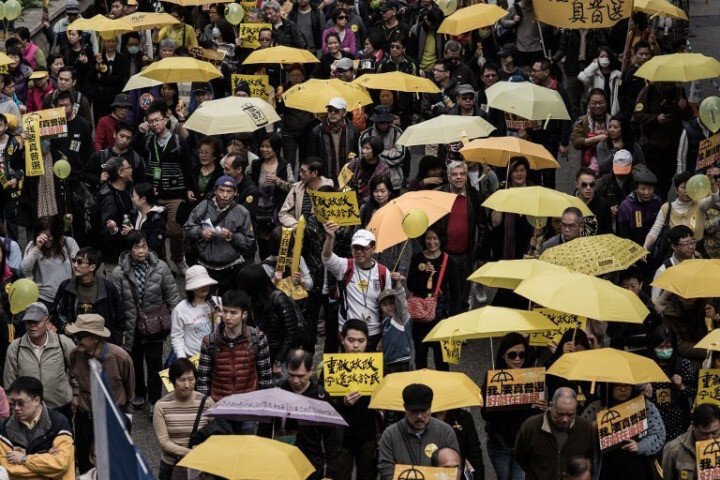 Protestolar sırasında sarı şemsiyeler Hong Kong'da demokrasi hareketinin simgesi olmuştu.
