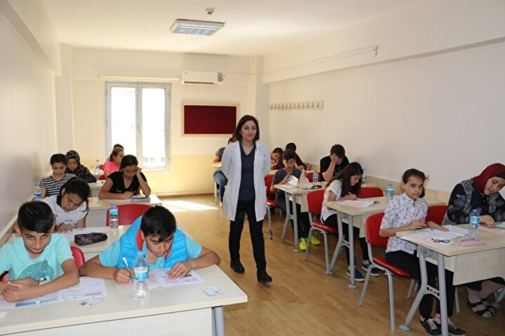 Manisa Büyükşehir Belediyesi Eğitim Merkezleri (MABEM)’nin 4 öğrencisi 500 tam puan alarak Türkiye birincileri arasında yer almıştı.