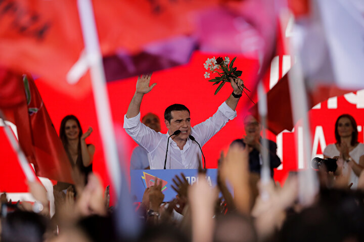 Çipras konuşma yaptığı sırada görünüyor.