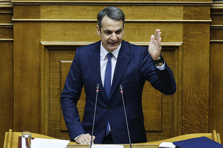 Kiriakos Miçotakis konuşma yaparken görünüyor