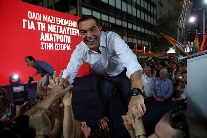 Çipras, vatandaşlarıla selamlaşırken görünüyor.