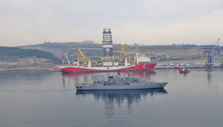 Yavuz sondaj gemisine Doğu Akdeniz güzergahında Türk Deniz Kuvvetlerine ait TCG FATİH Fırkateyni refakat etti.
