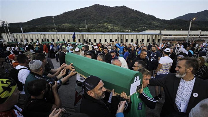 Srebrenitsa soykırımında öldürülen 33 kurbanın daha cenazesi, toprağa verilecekleri Potoçari Anıt Mezarlığı'na taşındı.