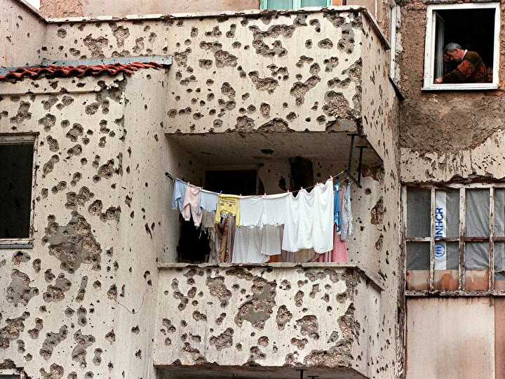 Üç yıl süren Saraybosna kuşatmasının ardından çekilmiş bu fotoğraf, savaşın ne kadar çetin ve acımasız geçtiğini gözler önüne seriyor.