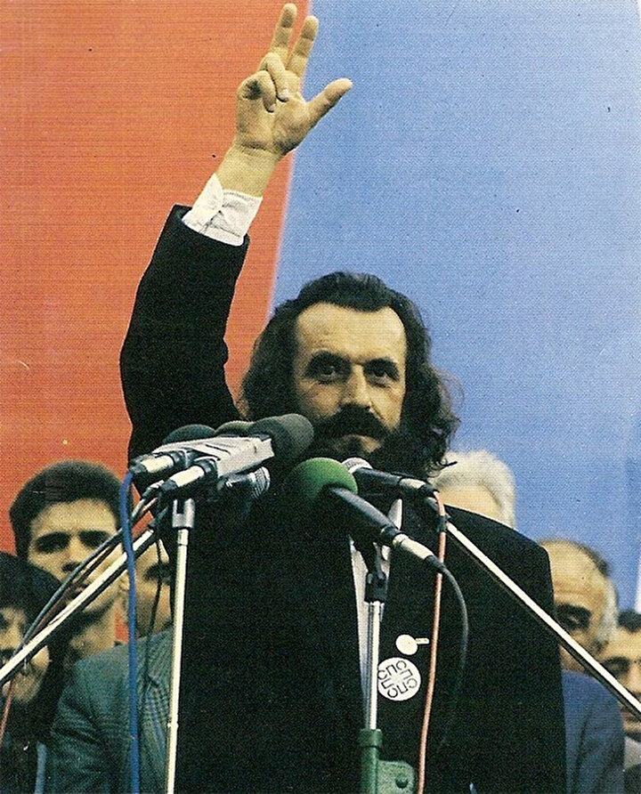 Sırp yazar ve politikacı Vuk Draskovic Çetnik selamı verirken.