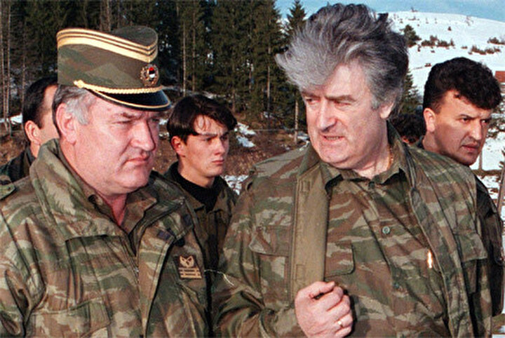 Bosna Sırp Ordu Komutanı Ratko Mladiç (solda )ve hemen sağında Bosna Sırp Cumhuriyeti Başkanı Radovan Karadziç.