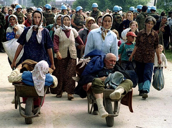 Srebrenitsa’da zor durumda olan Müslüman Bosnalılar.