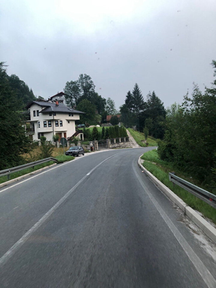 Bosna’nın yemyeşil yolları.