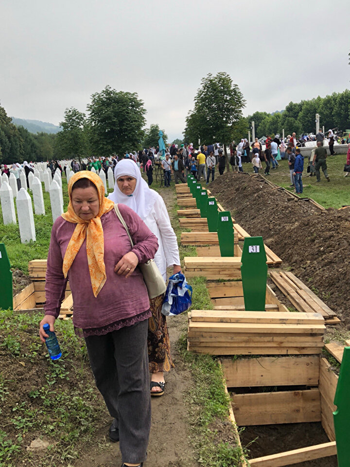 Her sene kimlikleri tespit edilen kurbanlar, anma etkinliklerinde törenin ardından defnediliyor. Bu sene açılan mezarlar art arda sıralanmış.