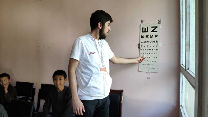 Dünyada doktor yetersizliği yüzünden göz muayenesi olamayan milyonlarca insan var.