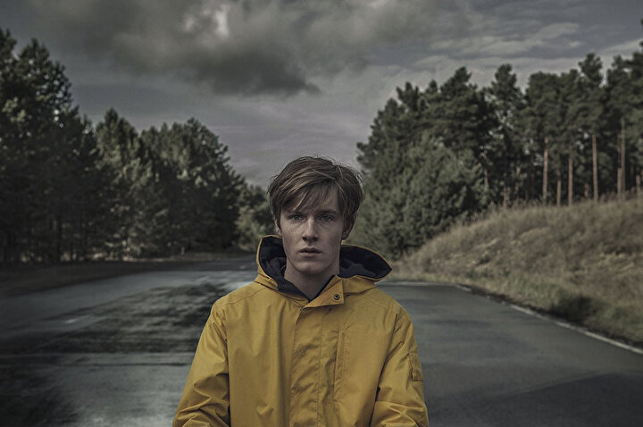 Dizinin başrolünü Alman oyuncu Louis Hofmann üstleniyor.