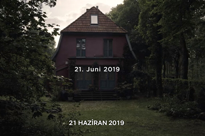 Dark'ın 2017 yılında yayınlanan ilk bölüm ilk sahnesinde yer alan tarih aynı zamanda dizinin 2. sezon yayınlanma tarihini de gösteriyor.