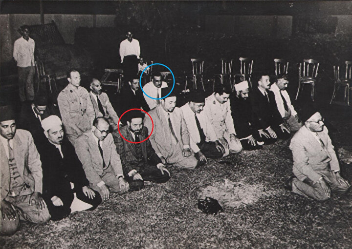 Hasan Hudaybî'nin imametinde, Mısır ordusuna mensup subaylar ve İhvân üyeleri cemaatle namazda. Kısa süre sonra Mısır cumhurbaşkanlığına yükselecek olan Cemal Abdunnâsır, arka safta (mavi kare içinde). İlk safta ise, Hasan el Bennâ'nın ağabeyi Abdurrahman el Bennâ görülüyor.
