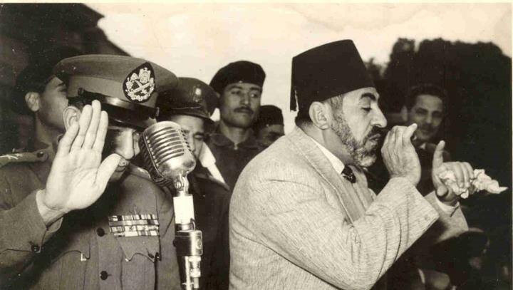 Cemal Abdunnâsır tarafından idam ettirilecek olan İhvân üst düzey isimlerinden Abdulkadir Udeh, darbeden hemen sonra halka açık bir konuşma yaparken... Hemen yanında halkı selamlayan ise darbenin lider kadrosundan General Muhammed Necîb.
