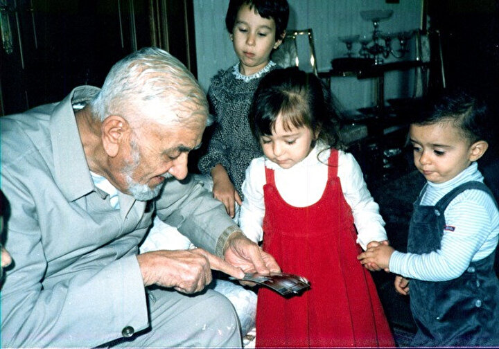 Ömer Tilmsânî, evinde torunlarıyla.