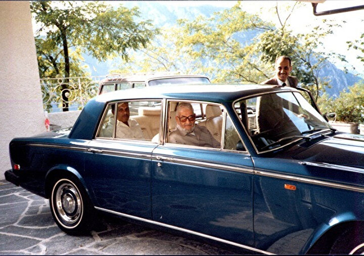 Ömer Tilmsânî, bir yurtdışı ziyaretinde dostlarıyla.