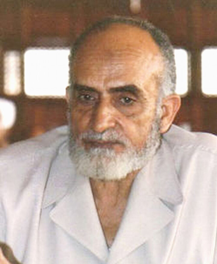 Mustafa Meşhûr, kendisinden önceki genel mürşid Muhammed Hâmid Ebu'n-Nasr'ın rahatsızlığı nedeniyle, İhvân'ı uzun süre perde arkasından yöneten isimdi.