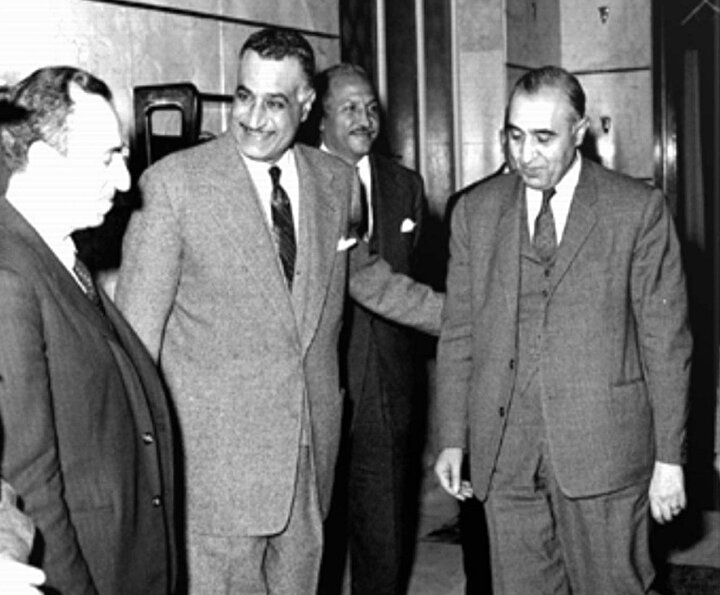 Baas'ın kurucuları Aflak (en solda) ve Bitâr (en sağda), Mısır Cumhurbaşkanı Cemal Abdunnâsır'la birlikte, 1958.