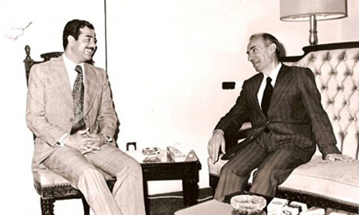 Mişel Aflak'ı himayesine alan Saddam Hüseyin (solda), Aflak'ın gizlice İslâm'ı seçtiğini de iddia etmişti.