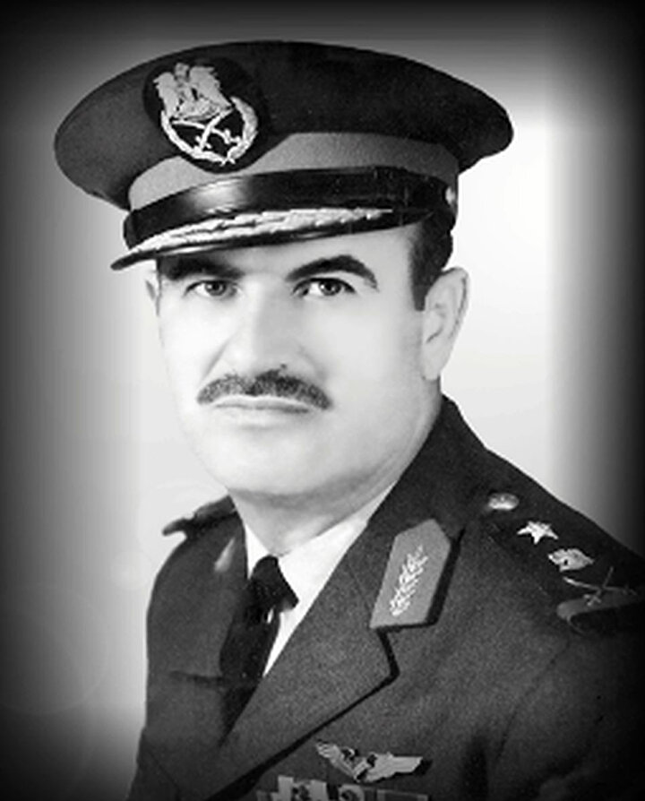 Hâfız Esed'in savunma bakanlığı yıllarından bir fotoğrafı.