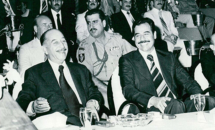 Irak Devlet Başkanı Ahmed Hasan el Bekr (solda) ve kuzeni Saddam Hüseyin, 1979'dan önceki uyumlu dönemlerinde...