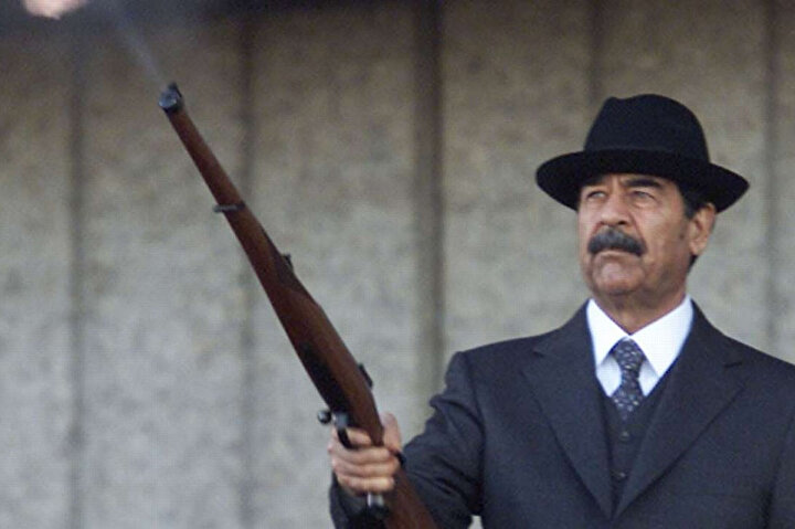 Saddam, 1979'da kuzeni Ahmed Hasan el Bekr'i istifaya zorlayarak Irak'ta yönetime el koydu.