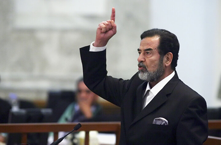 Saddam Hüseyin, ABD'nin Irak'ı işgalinden sonra, yargılandığı mahkemede savunmasını yaparken...