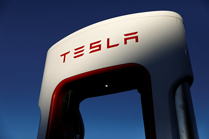 Tesla, dünyanın en güçlü elektrikli otomobil üreticilerinden biri konumunda yer alıyor.