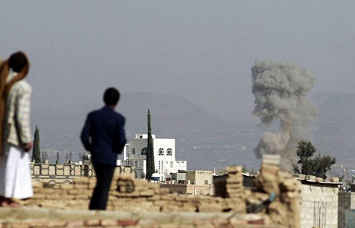 İHA'ya düzenlenen saldırıyı izleyen Yemenliler.