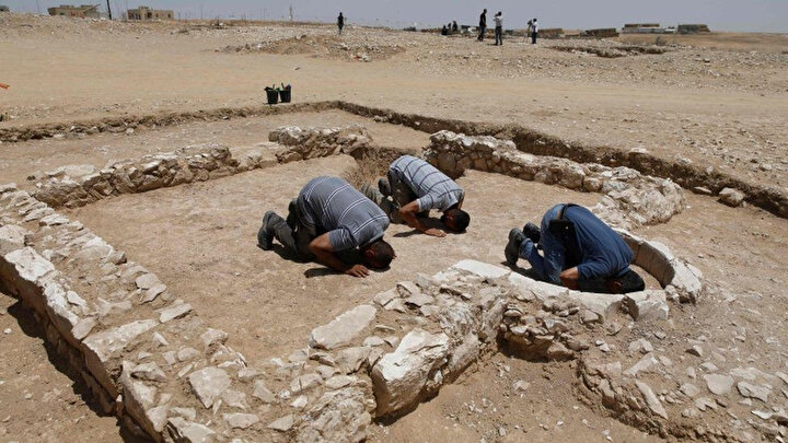 Caminin keşfedilmesinden sonra, bölgede yaşayan Müslümanlar hemen içinde namaz kıldı.