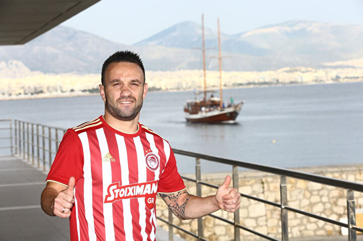 Valbuena, Olimpiakos formasıyla poz verirken.
