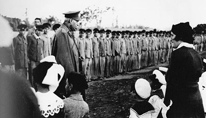 Rıza Şah, tepeden inmeci bir usulle İran'ı modernleştirmeye çalışıyordu.