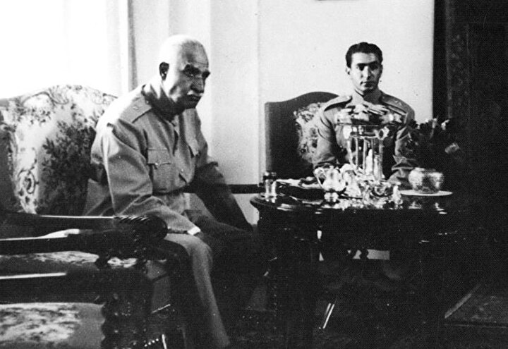 Rıza Şah, 1941'de tahtını oğluna bırakarak sürgüne gitti.