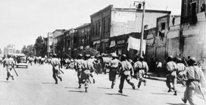 Musaddık'ın devrilmesi sürecinde, Tahran sokakları parayla tutulmuş çeteler tarafından istila edildi.
