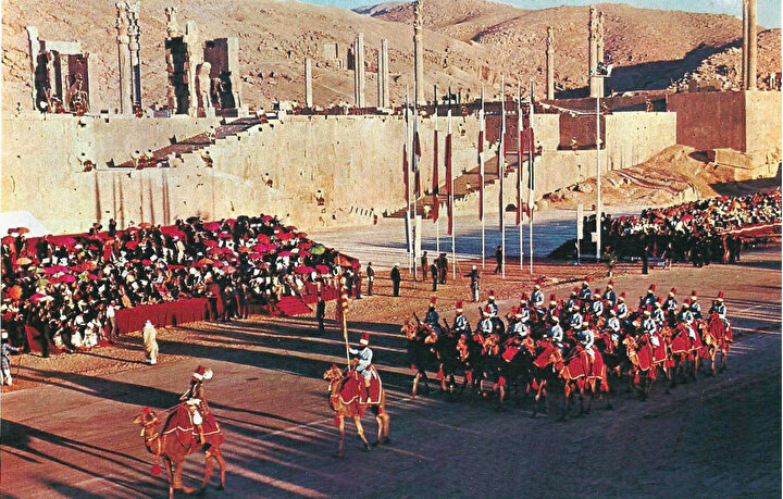 1971'de Şiraz'da düzenlenen müsrif kutlamalar, İran halkıyla Şah arasındaki duygusal bağların tamamen kopmasına yol açtı.