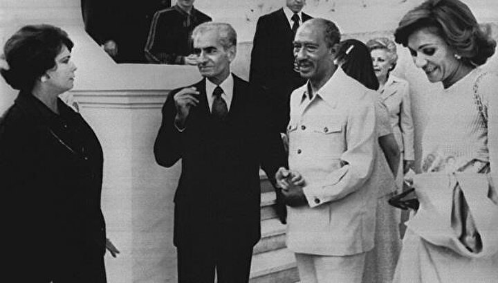 Devrik Şah ve eşi, Mısır Cumhurbaşkanı Enver Sedat (sağdan ikinci) ve eşi Cihan tarafından misafir edildi.