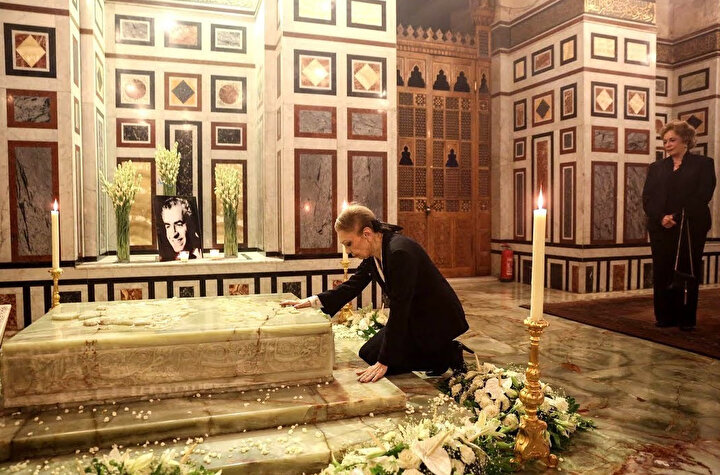 Farah Pehlevi, Şah'ın kabrinde... Arkasında, Enver Sedat'ın eşi Cihan Sedat.