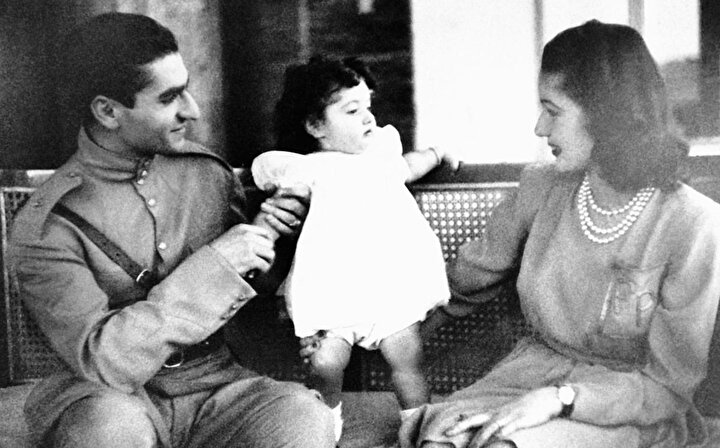 Muhammed Rıza Pehlevi, eşi Prenses Fevziye ve kızları Şehnaz, 1940.