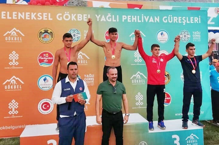 Eren Kaplan birinci olduğu turnuvanın madalya seremonisinde.