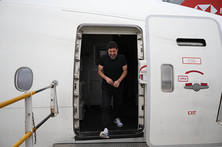 Hakan Atilla uçaktan böyle indi.